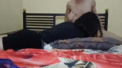 Bokep ABG Di ajar nyepong sama pacar di kost