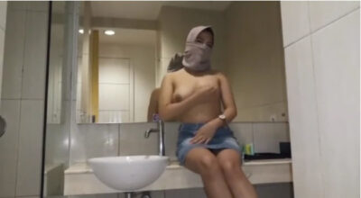 Bokep Hijab Remas Payudara di Toilet Umum